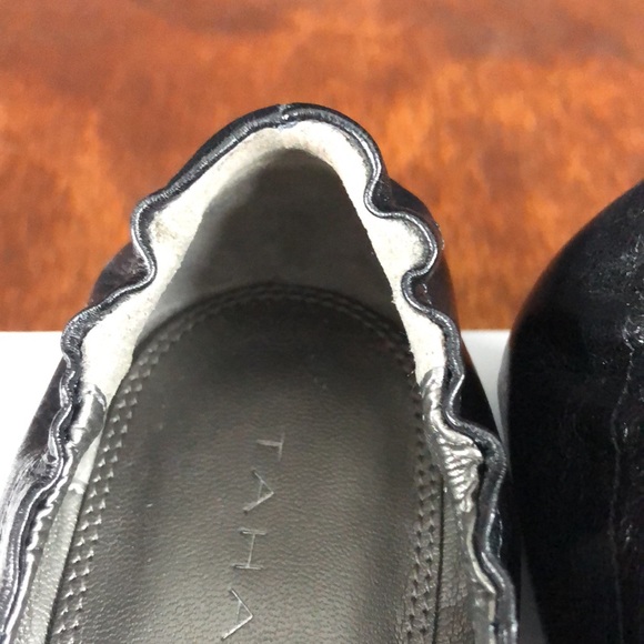 TAHARI Black Leather Flats w/Black Filigree Buckle - Picture 4 of 12